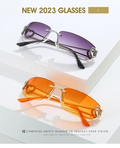 Détail de lunettes dégradées sans monture avec décors de cœur et couronne en métal