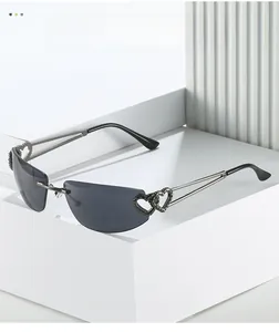Détails de lunettes noires sans monture avec branches métalliques à double cœur évidé