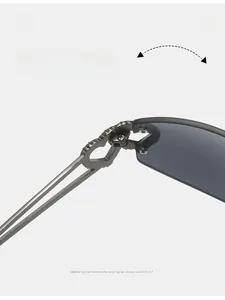 Détail de la charnière robuste avec motif cœur évidé sur lunettes de soleil sans monture