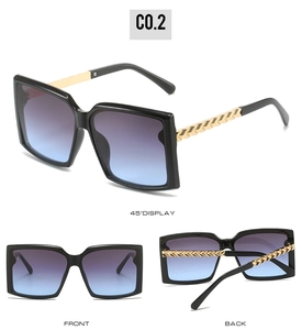 Quadratische Oversize-Sonnenbrille mit goldener Kette am Bügel und Verlaufgläsern in 3 Ansichten