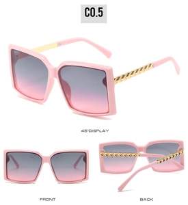 Detail einer quadratischen rosa Sonnenbrille mit goldenen Kettenbügeln und Verlauf