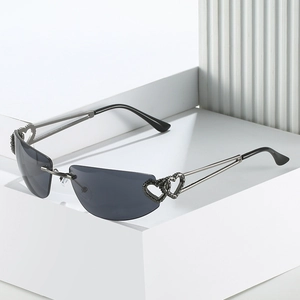 Lunettes de soleil sans monture avec cœurs et verres foncés sur marches blanches