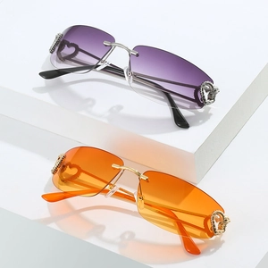 Lunettes de soleil sans monture dégradées en forme de cœur sur présentoir blanc