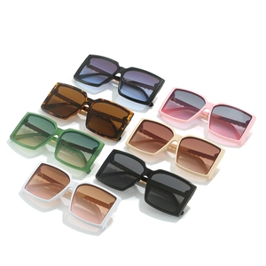 Quadratische Oversize Sonnenbrille mit Kettendetail in verschiedenen Farben und UV400
