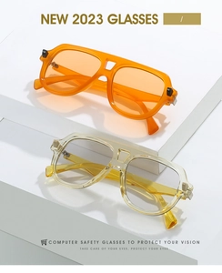Détail macro de lunettes de soleil pilote rétro avec montures épaisses translucides sur socle