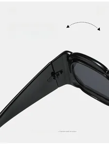 Gros plan sur la charnière métallique durable des lunettes de soleil Y2K noires
