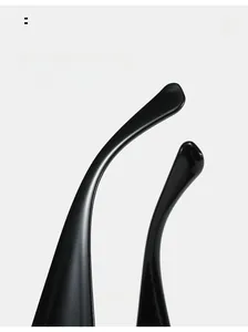 Détail des branches ergonomiques incurvées sur des lunettes de soleil Y2K noir brillant