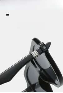 Vue macro des charnières métalliques à trois bandes sur lunettes de soleil noires