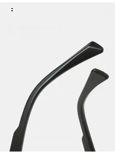 Détail des branches de lunettes incurvées noires pour un ajustement confortable