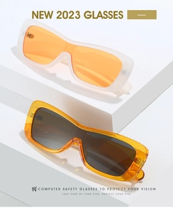 Détail de lunettes de soleil rectangulaires colorées sur supports géométriques et verres protecteurs