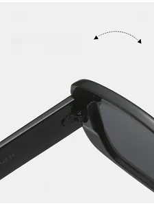 Vue détaillée de la charnière en métal durable sur des lunettes de soleil carrées