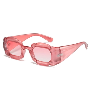 Lunettes de soleil Y2K rose translucide à monture ondulée et verres couleur bonbon