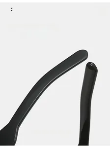 Détail des branches incurvées noir brillant des lunettes de soleil pour un port confortable