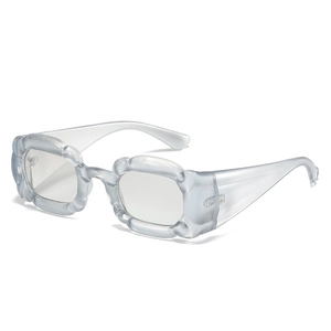Lunettes de soleil Y2K bleu clair translucide avec monture ondulée épaisse au look rétro