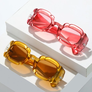 Lunettes de soleil Y2K à bords ondulés rose et ambre avec texture translucide