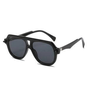 Lunettes de soleil aviateur oversize classiques avec monture noire et verres gris foncé rétro