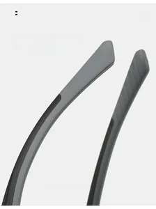 Dettaglio delle stanghette ergonomiche bicolore per occhiali con design antiscivolo