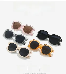 Vue à plat de lunettes de soleil rondes vintage en rose, ambre, gris et noir classique