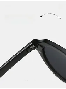 Vue détaillée de la charnière durable sur des lunettes de soleil rétro rondes noires