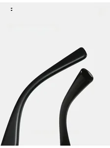 Détail des branches incurvées noires brillantes sur lunettes de soleil rondes rétro