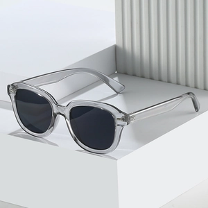 Lunettes de soleil rondes rétro avec verres gris foncé et monture grise transparente