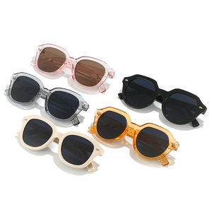 Lot de cinq lunettes de soleil rondes rétro en rose, gris, noir, crème et orange