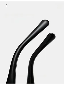 Gros plan des branches courbées de lunettes de soleil pour un confort ergonomique