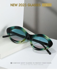 Détail de lunettes de soleil œil-de-chat avec motif marbre vert et verres dégradés