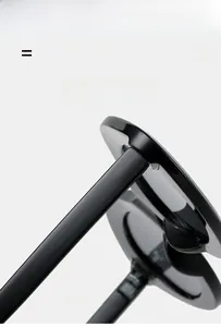 Détail de la charnière des lunettes de soleil œil de chat noires ultra légères et souples