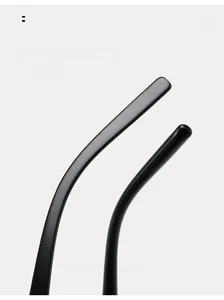 Détail des branches noires incurvées pour un port confortable de lunettes de soleil œil de chat