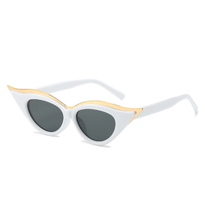 Lunettes de soleil œil de chat blanches vintage avec décor en métal doré et verres