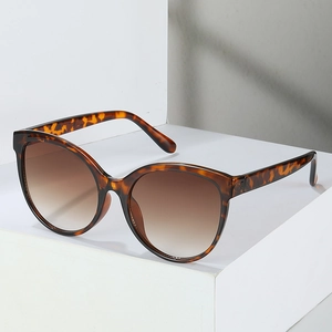 Fashionable tortoise shell oversized cat-eye sunglasses with brown gradient lenses