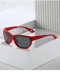 Vue détaillée de lunettes de soleil sport rouges avec monture profilée et branches ajourées
