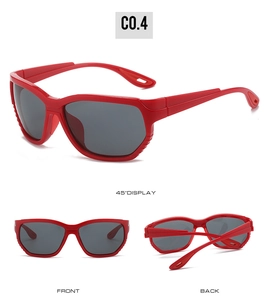 Vue triple de lunettes de soleil sport rouges avec verres gris et monture profilée