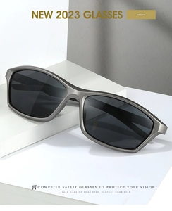 Gros plan de lunettes de soleil sport gris mat avec verres noirs polarisés sur socle blanc