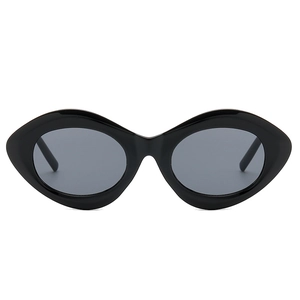 Lunettes de soleil œil-de-chat fantaisie avec monture noire et verres gris foncé