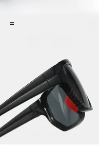 Détail de lunettes de sport avec monture noire légère et plaquettes de nez rouges souples