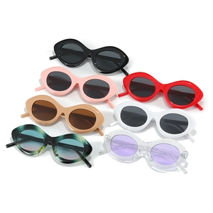 Lot de lunettes de soleil œil de chat en sept couleurs dont rouge et violet brillant