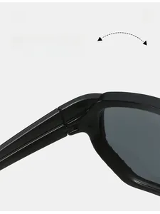 Détail de la charnière robuste sur des lunettes de soleil de cyclisme noires élégantes
