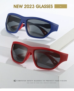 Détail de lunettes de sport avec plaquettes de nez rouges et montures mates