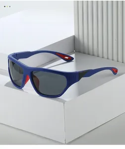 Détail de lunettes de soleil de sport bleu mat avec coussinets rouges et verres gris