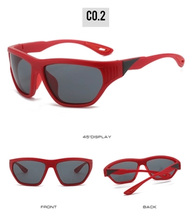 Lunettes de sport rouges avec verres foncés vues de face, de dos et sous un angle de 45°