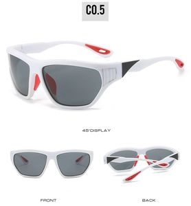 Vue sous trois angles de lunettes de sport avec monture blanche, verres gris et appuis rouges