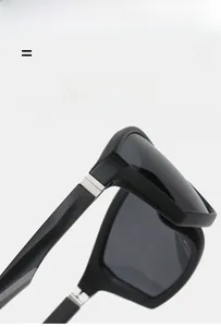 Détail de la charnière en métal et de la monture noire mate des lunettes de sport