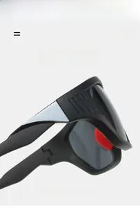 Détail de la monture noir mat ultra-élastique avec des plaquettes de nez rouges