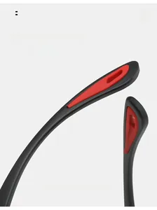 Détail de la branche ergonomique incurvée de lunettes de sport avec bande rouge