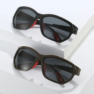 Lunettes de soleil de sport noir et vert foncé avec plaquettes de nez rouges