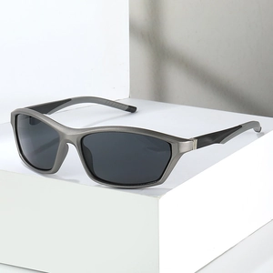Lunettes de soleil sport mixtes avec monture grise mate et verres fumés pour vélo