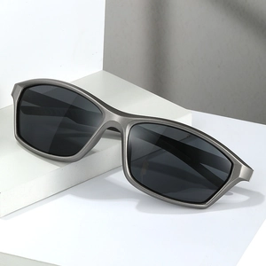 Lunettes de soleil de sport en métal gris mat avec verres foncés sur bloc blanc