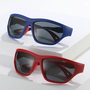 Lunettes de sport bleues et rouges avec monture mate et verres sombres enveloppants